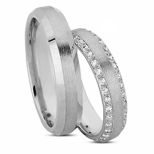 Eksklusiv Nuran vielsesringe i 14 kt hvidguld med 0,70 ct diamanter – silkemat finish med blanke, skrå kanter.